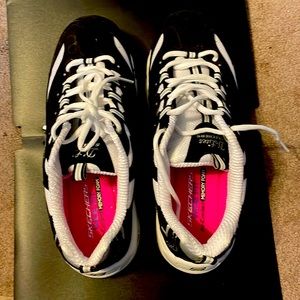 Black sketcher tennis shoes size 9 1/2